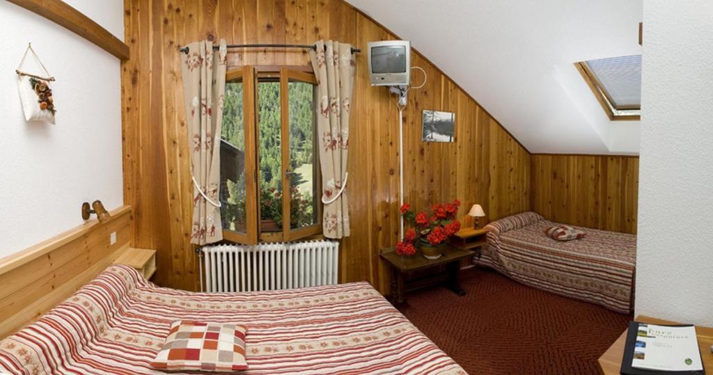 Hotel Le Chamois Logis Molines-en-Queyras Zimmer foto